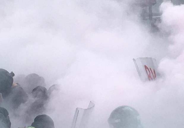 Policías lanzan gases a manifestantes.