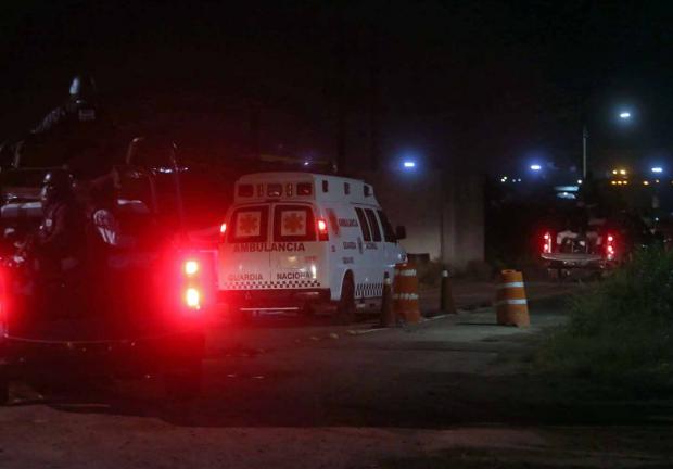 Una ambulancia y unidades federales ingresan al penal ubicado en Tonalá.