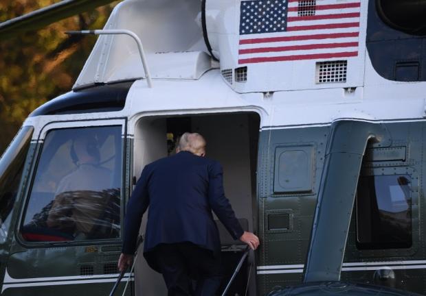 El presidente de EU aborda un helicóptero para ir a un hospital militar en Maryland.