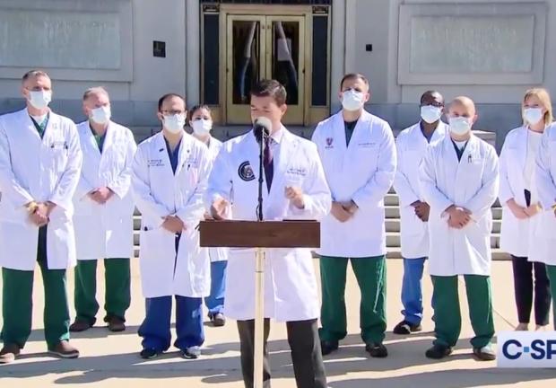 Sean Conley frente al equipo médico que trata a Donald Trump.