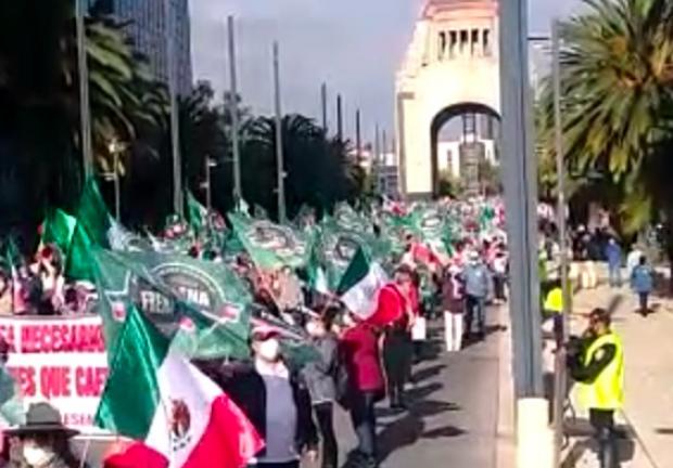 Integrantes de FRENA gritan "fuera López", mientras ondean banderas.