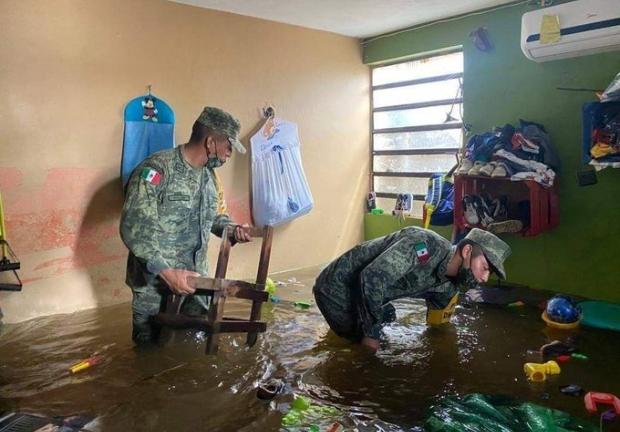 YUCATÁN: El paso de la tormenta puso en alerta roja a 12 municipios de la zona oriente y sur de la entidad, mientras que los puertos y la franja costera fueron declarados en alerta naranja.