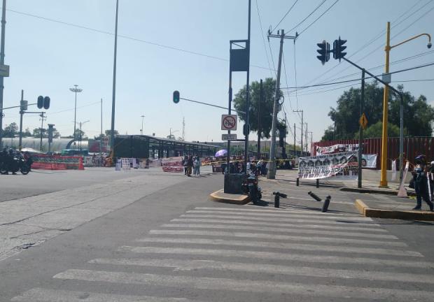 La avenida Eduardo Molina se mantiene bloqueada a la altura de San Lázaro.