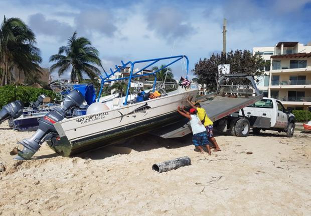 En las playas, recogen lanchas, preparándose ante el paso del ciclón