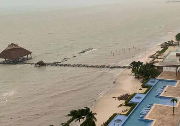 Desde balcones de viviendas y hoteles cerca de la playa se observa el impacto del huracán.