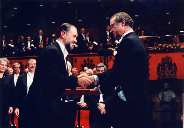 Mario Molina recibe el Premio Nobel de Química