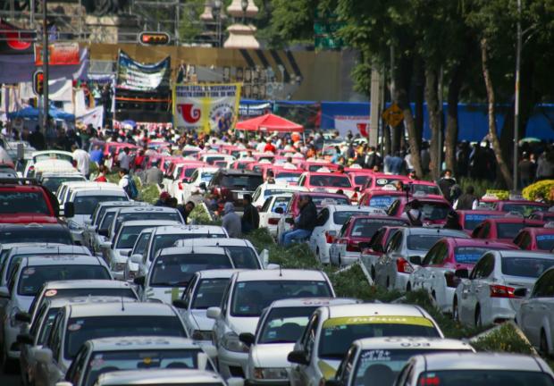 Taxistas arriban al Paseo de la Reforma