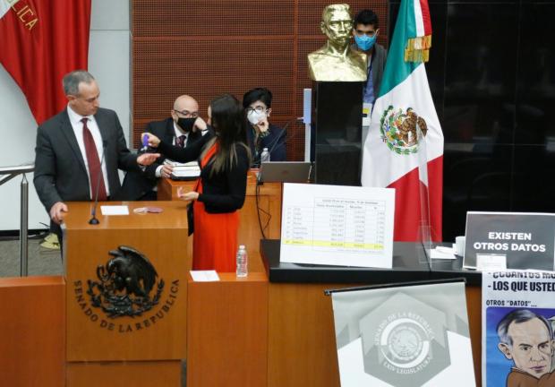 La comparecencia terminó cuando la senadora panista Martha Cecilia Márquez dio gel antibacterial a López-Gatell.