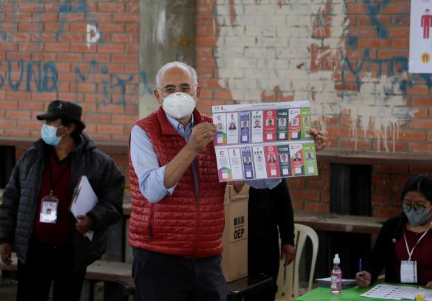 Carlos Mesa, del CC, muestra su boleta electoral en una casilla de La Paz, Bolivia.