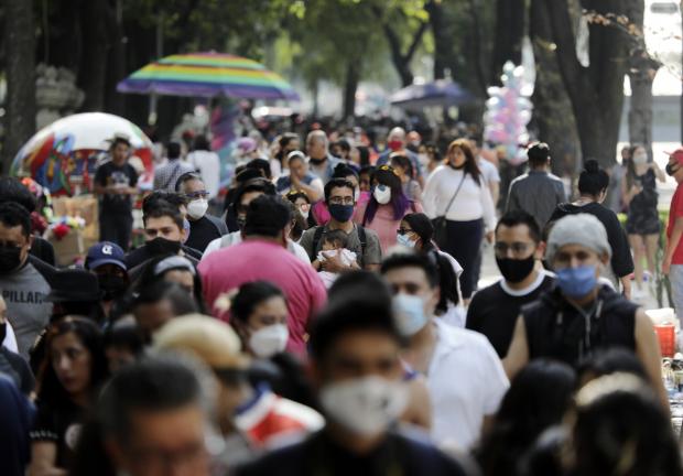 Personas caminan por la Avenida Reforma de la Ciudad de México, el 18 de octubre de 2020.