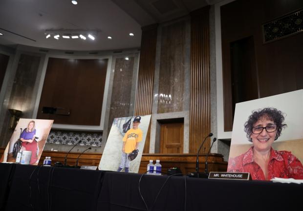 En los asientos de senadores demócratas, ausentes en la votación para avalar a Amy Coney Barrett a la Suprema Corte, se colocaron imágenes de personas favorecidas por la Ley del Cuidado de Salud a Bajo Precio.