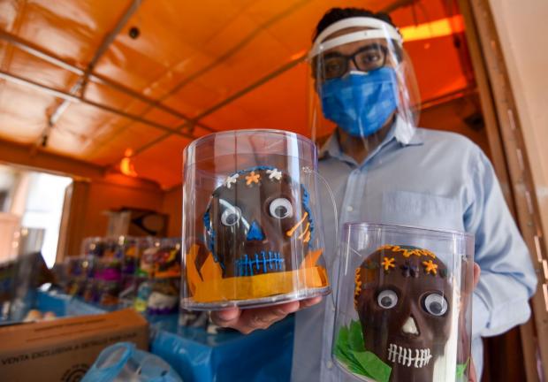 Ante la contingencia por COVID-19 y el semáforo en naranja en el Estado de México, la tradicional Feria del Alfeñique se vio reducida en tiempo y número de puestos de venta de dulces