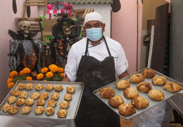 El panadero Gerardo García se dedica a hacer pan de muerto desde hace 14 años
