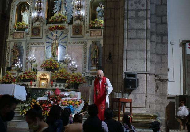 Por el Día de San Judas Tadeo, decenas de feligreses se reúnen en la iglesia de San Hipólito, en la Ciudad de México, el 28 de octubre de 2020.