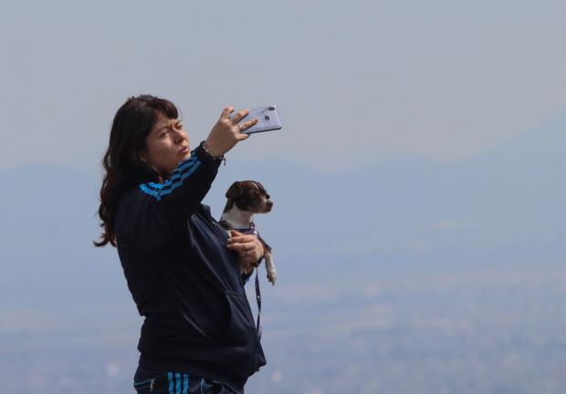 CIUDAD DE MÉXICO, 04OCTUBRE2020.- Una joven se tomó una selfie acompañada de su perro en el Cerro de la Estrella.