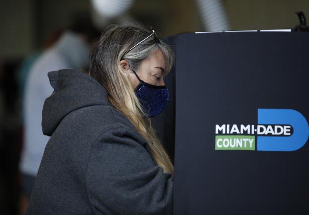 Una mujer acude a votar el día de las elecciones presidenciales de EU el martes 3 de noviembre de 2020 en la Estación de Bomberos Indian Creek en Miami Beach, Florida.