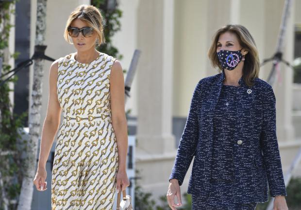 Melania Trump camina con Wendy Sartory Link, supervisora de elecciones del condado de Palm Beach, a la derecha, después de votar, el 3 de noviembre de 2020, en Palm Beach, Florida