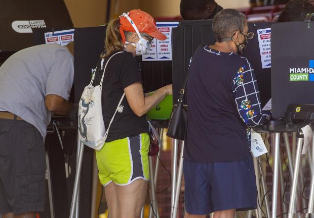 La gente vota en la Estación 65 de Bomberos de East Homestead del Condado de Miami-Dade el día de las elecciones el martes 3 de noviembre de 2020.