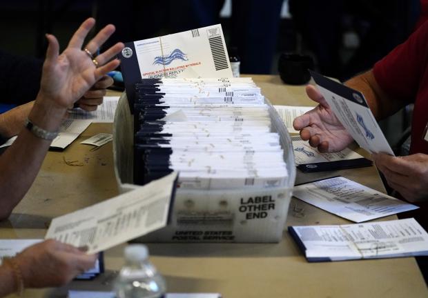 Los trabajadores electorales del condado de Chester procesan las boletas electorales por correo y en ausencia para las elecciones generales, el  4 de noviembre de 2020.
