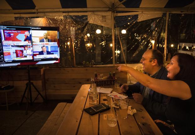 Televidentes ven las elecciones en un restaurante, el 3 de noviembre de 2020.
