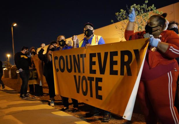 La gente protesta en apoyo del conteo de todos los votos en Nevada frente al Departamento de Elecciones del Condado de Clark, el 4 de noviembre de 2020 en Las Vegas.