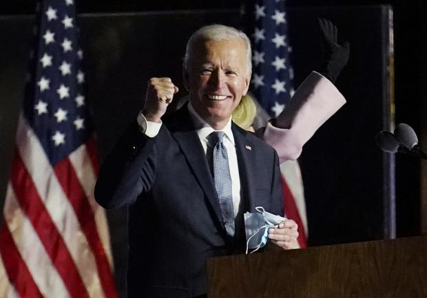 Joe Biden habla con sus partidarios el 4 de noviembre de 2020 en Wilmington, Delaware.