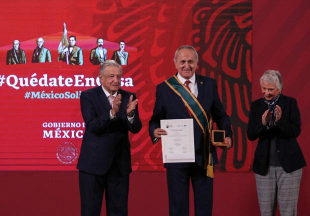 El Presidente de México, Andrés Manuel López Obrador entregó a Jesús Seade la Condecoración Miguel Hidalgo, el 11 de noviembre de 2020.