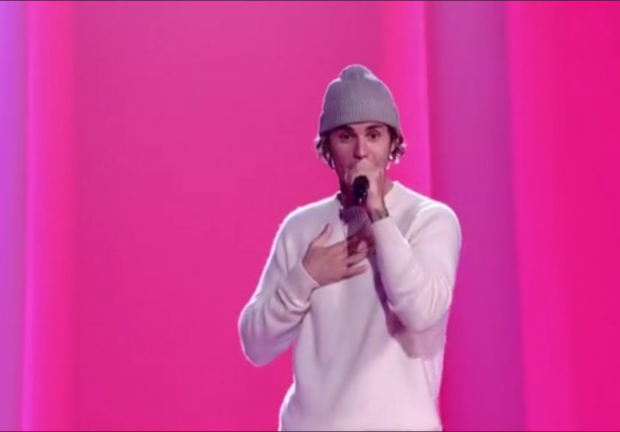 El cantante Justin Bieber durante su show en los People's Choice Awards.