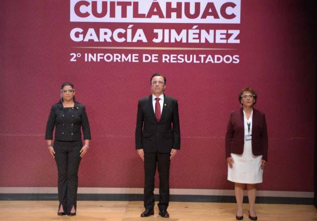 El gobernador Cuitláhuac garcía junto a la presidenta del Congreso estatal, Adriana Paola Linares (a su der.) y magistrada presidenta del Tribunal Superior de Justicia, Isabel Inés Romero.