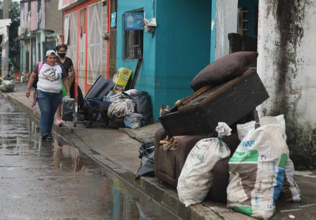 En calles de Tabasco se observan algunos muebles desechados por los damnificados, que son pérdida total.