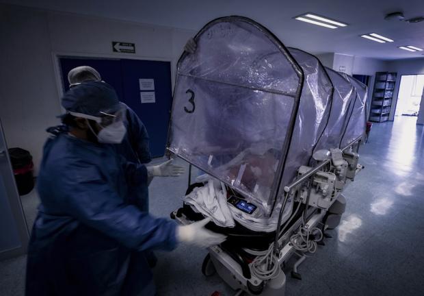 En el Hospital Juárez, que se ha convertido en un campo de batalla contra el coronavirus SARS-CoV-2, médicos, enfermeras y todo el personal son héroes que día a día luchan contra la pandemia.