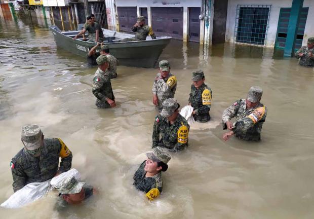 Militares continúan labores en apoyo a pobladores de zonas afectadas, como en la colonia El Castaño, en Macuspana.