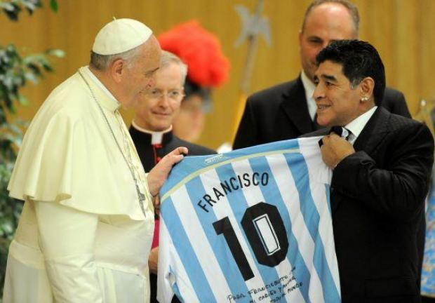 Diego Armando Maradona junto al Papa Francisco.