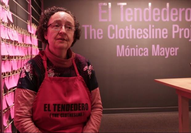 La artista Mónica Mayer, junto a su pieza "El tendedero", la cual expuso por primera vez en 1978.