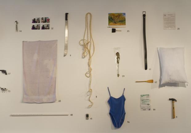 Pieza que formó parte de la exposición "Lorena Wolffer/Expuestas: registros públicos" en el Museo de Arte Moderno, en 2015. En la muestra la creadora Lorena Wolffer abordaba la violencia de género.