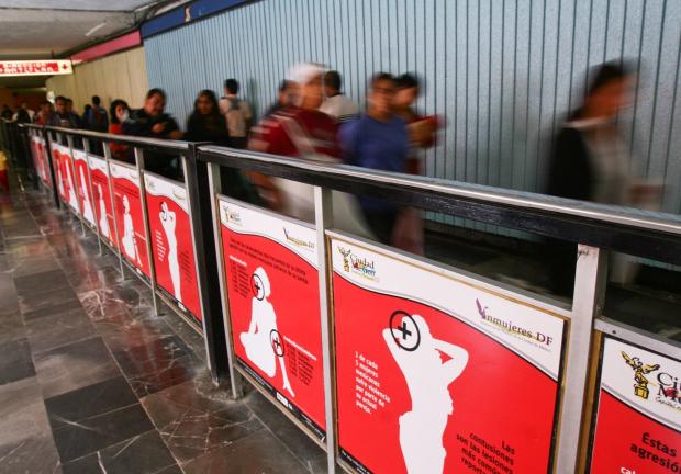 Carteles que denuncian el maltrato a la mujer y que buscan prevenirlo, realizados por Lorena Wolffer, fueron colocados en  las instalaciones del Metro, en 2009.