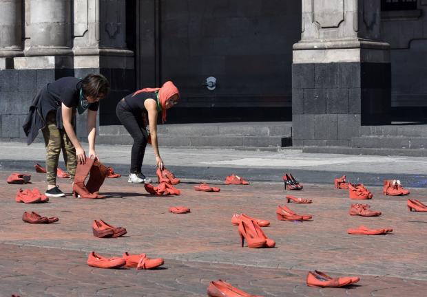 Familiares de víctimas de feminicidio y mujeres se reunieron frente a Palacio de Gobierno e instalaron el performance “Zapatos Rojos”, de Elina Chauvet, en noviembre de 2019.