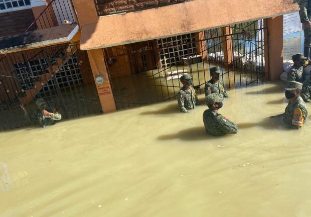 Elementos de la Sedena continúan realizando recorridos en colonias dañadas por las severas inundaciones para ayudar a damnificados en la región.