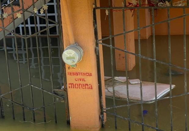 Elementos de la Sedena continúan realizando recorridos en colonias dañadas por las severas inundaciones para ayudar a damnificados en la región.