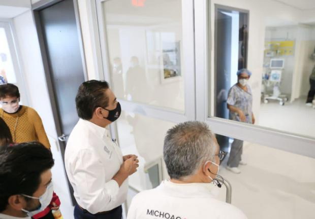 Silvano Aureoles visita varias áreas de las nuevas instalaciones junto a personal médico.