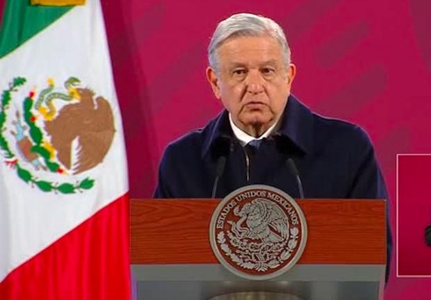 El Presidente Andrés Manuel López Obrador lee la carta enviada a Joe Biden.