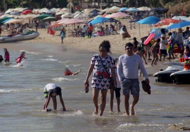 En las últimas semanas se reporta un mayor arribo de vacacionistas a las playas de Acapulco.