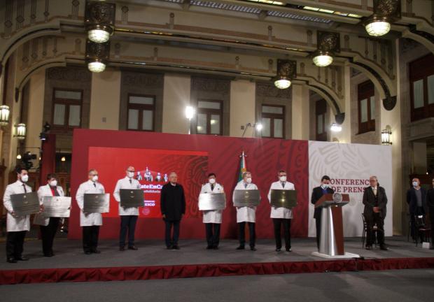 El titular del IMSS, Zoé Robledo y el Presidente Andrés Manuel López Obrador, en la entrega de la condecoración "Miguel Hidalgo", el 29 de diciembre de 2020.