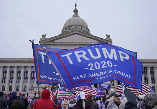 Partidarios del presidente Donald Trump manifestación en el Capitolio estatal, el 6 de enero de 2021.