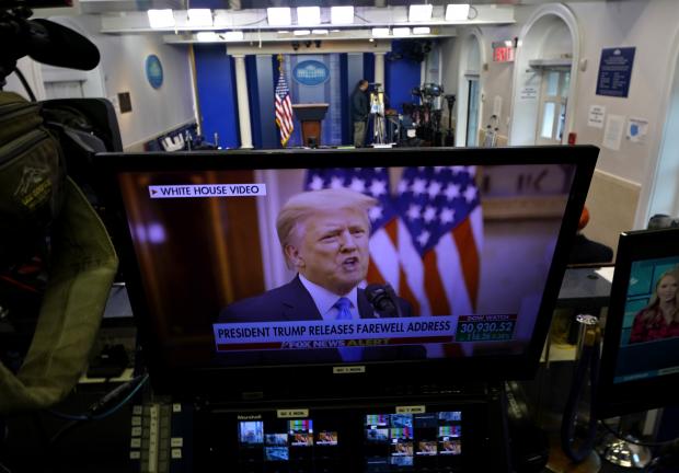 Se ve al presidente Trump en un monitor de red después de que se dio a conocer su discurso de despedida pregrabado, en la Casa Blanca, el 19 de enero de 2021.