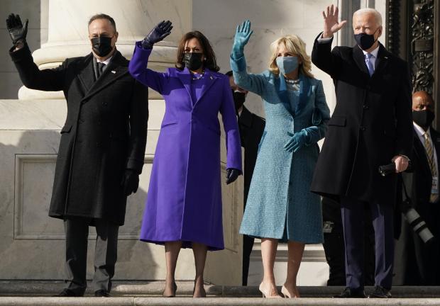 El presidente electo Joe Biden, su esposa Jill Biden y la vicepresidenta electa Kamala Harris y su esposo Doug Emhoff llegan a las escaleras del Capitolio de los Estados Unidos para el inicio de las ceremonias oficiales de inauguración, en Washington, el miércoles 20 de enero de 2021.