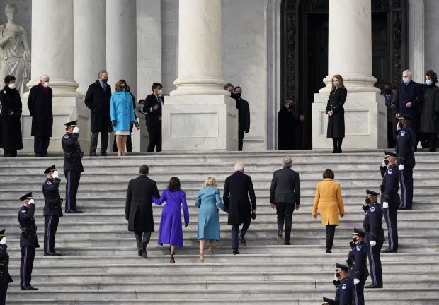 Joe Biden, su esposa Jill Biden y la vicepresidenta electa Kamala Harris y su esposo Doug Emhoff llegan a las escaleras del Capitolio de los Estados Unidos.