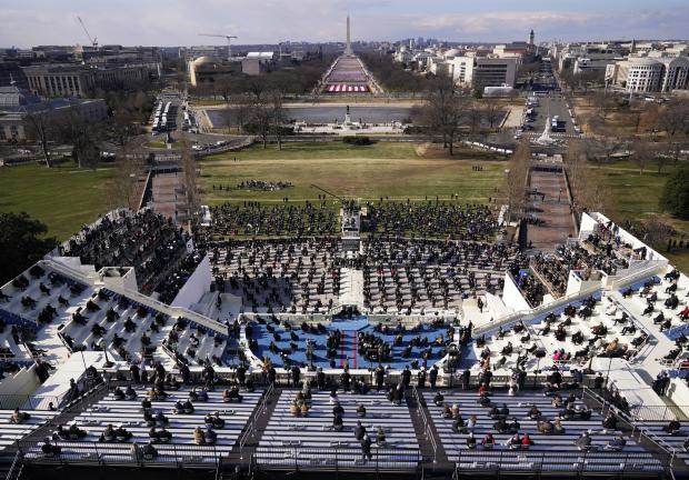 Invitados y espectadores asisten a la 59a inauguración presidencial del presidente Joe Biden en el Capitolio de los Estados Unidos en Washington, el miércoles 20 de enero de 2021.