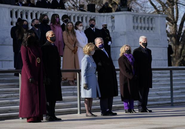 Barack Obama y su esposa Michelle, George W. Bush y su esposa Laura y Bill Clinton y su esposa Hillary Clinton se encuentran en la tumba del Soldado Desconocido.