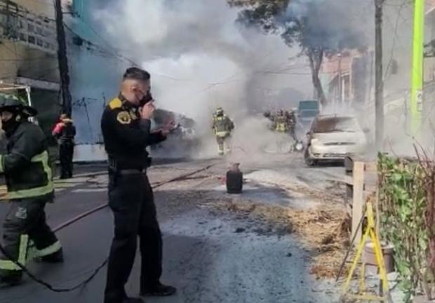 Cuerpos de emergencia por incendio de pipa de gas en CDMX